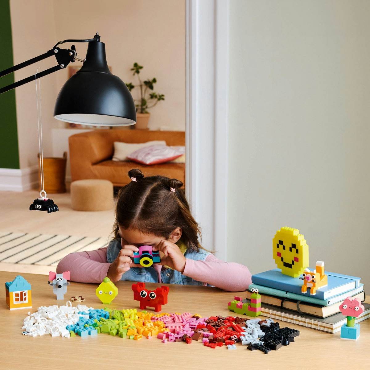 LEGO CLASSIC CUTIA CREATIVITATII SI A VESELIEI 11042 - Atelieru' lui Mesterica