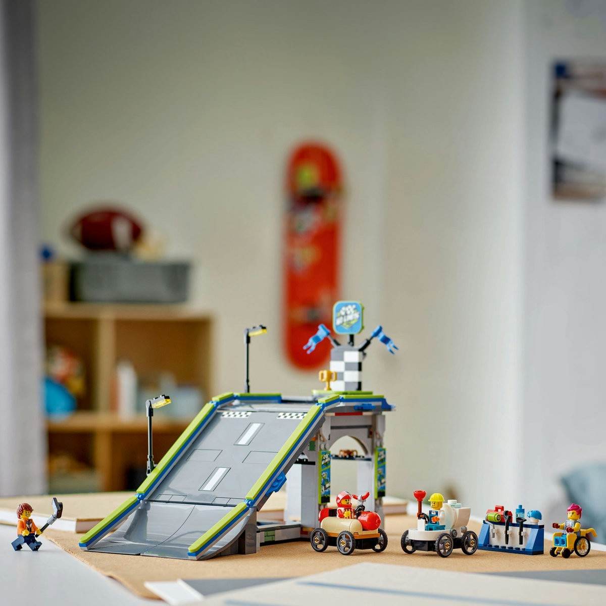 LEGO CITY FARA LIMITE: RAMPA PENTRU CURSE DE MASINI 60460 - Atelieru' lui Mesterica