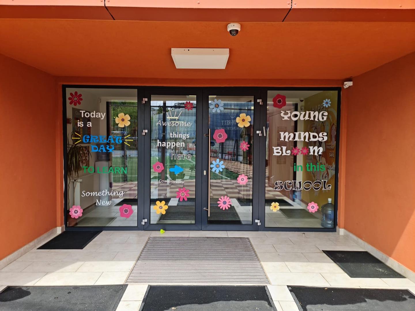 autocolanturi personalizate de lipit pe usi gradinita, de toate culorile in forma de flori