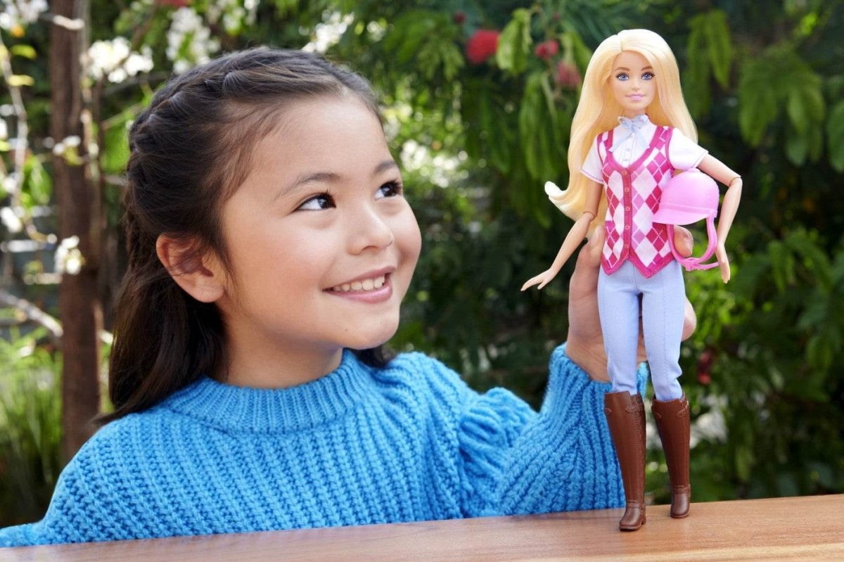 BARBIE MYSTERIES BARBIE SI CURSA DE CAI Atelieru' lui Mesterica | Jucarii, haine si incaltaminte pentru copii