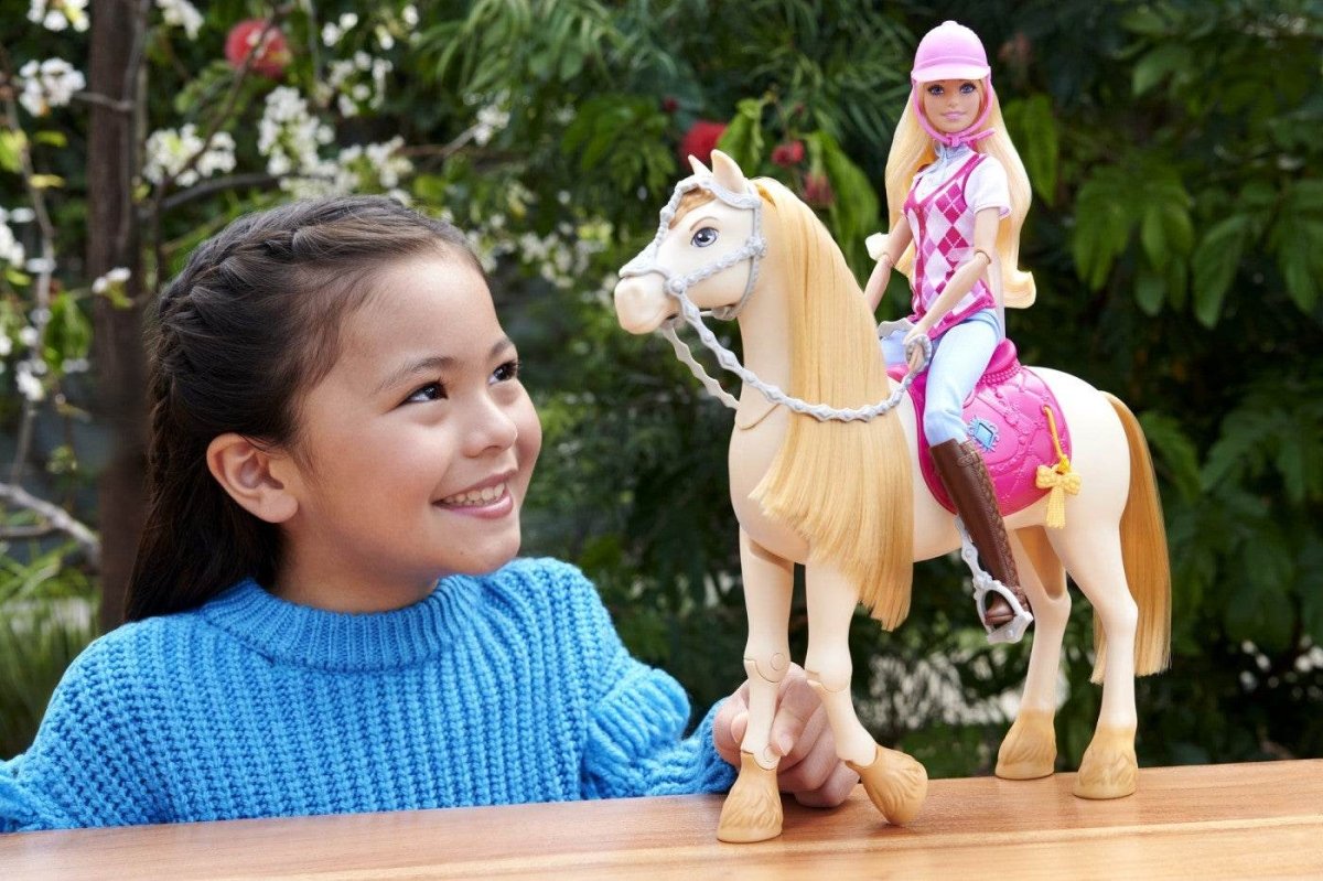 BARBIE MYSTERIES BARBIE SI CURSA DE CAI Atelieru' lui Mesterica | Jucarii, haine si incaltaminte pentru copii