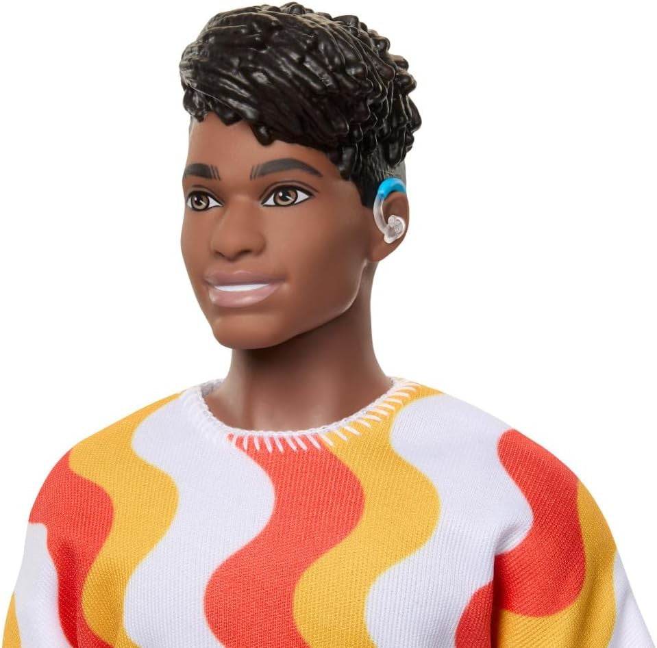 BARBIE PAPUSA BAIAT FASHIONISTAS CU TRICOU CU DUNGI ALBE SI PORTOCALII SI APARATE AUDITIVE Atelieru' lui Mesterica | Jucarii, haine si incaltaminte pentru copii