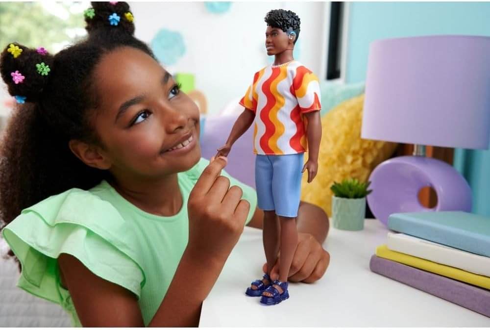 BARBIE PAPUSA BAIAT FASHIONISTAS CU TRICOU CU DUNGI ALBE SI PORTOCALII SI APARATE AUDITIVE - Atelieru' lui Mesterica