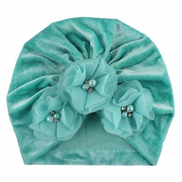 Caciulita tip turban din catifea cu flori aplicate - Atelieru' lui Mesterica