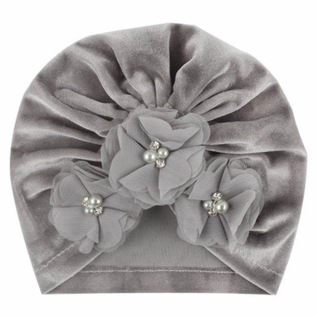 Caciulita tip turban din catifea cu flori aplicate - Atelieru' lui Mesterica