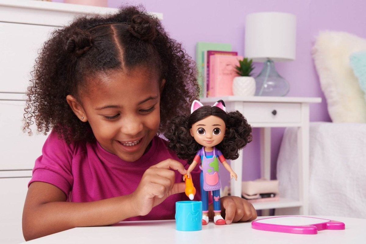 GABBYS DOLLHOUSE PAPUSA DE LUX Atelieru' lui Mesterica | Jucarii, haine si incaltaminte pentru copii