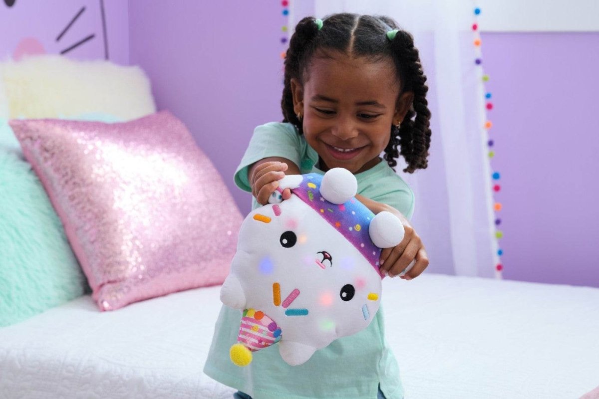 GABBYS DOLLHOUSE PLUS STRALUCITOR MOTANUL BRIOSEL 25CM Atelieru' lui Mesterica | Jucarii, haine si incaltaminte pentru copii