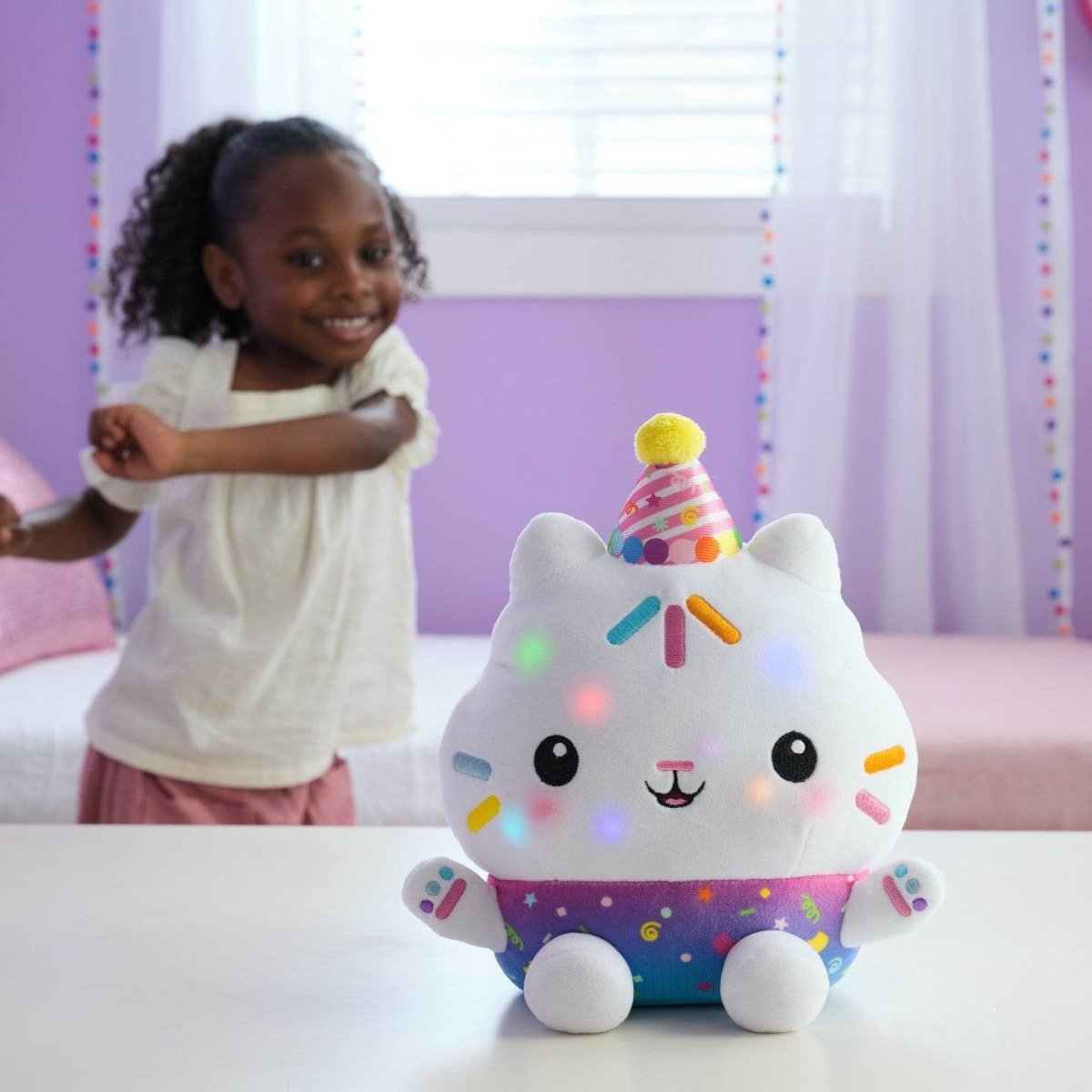 GABBYS DOLLHOUSE PLUS STRALUCITOR MOTANUL BRIOSEL 25CM Atelieru' lui Mesterica | Jucarii, haine si incaltaminte pentru copii