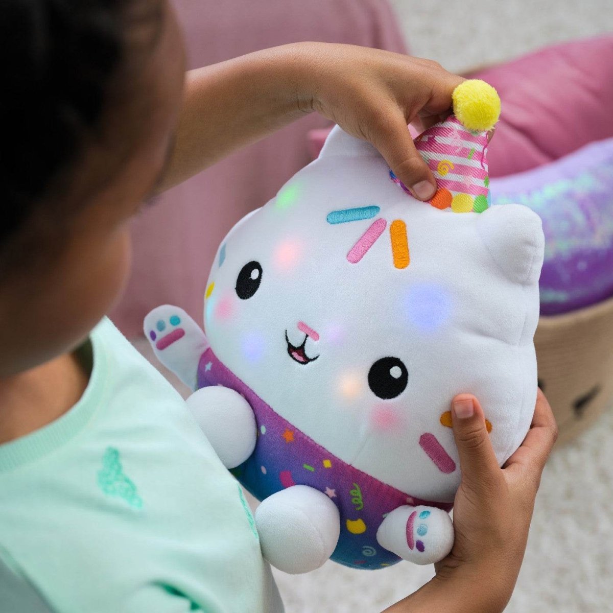 GABBYS DOLLHOUSE PLUS STRALUCITOR MOTANUL BRIOSEL 25CM Atelieru' lui Mesterica | Jucarii, haine si incaltaminte pentru copii