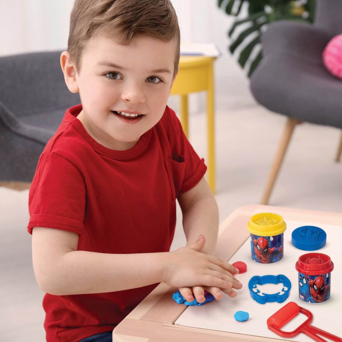 GALETUSA CU 4 BORCANASE DE PLASTILINA SI ACCESORII DE MODELAT SPIDERMAN - Atelieru' lui Mesterica