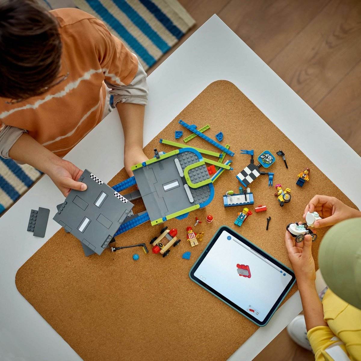 LEGO CITY FARA LIMITE: RAMPA PENTRU CURSE DE MASINI 60460 - Atelieru' lui Mesterica
