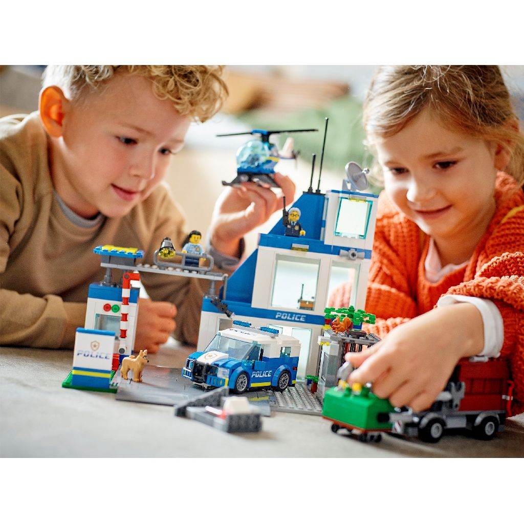 LEGO CITY SECTIE DE POLITIE 60316 - Atelieru' lui Mesterica