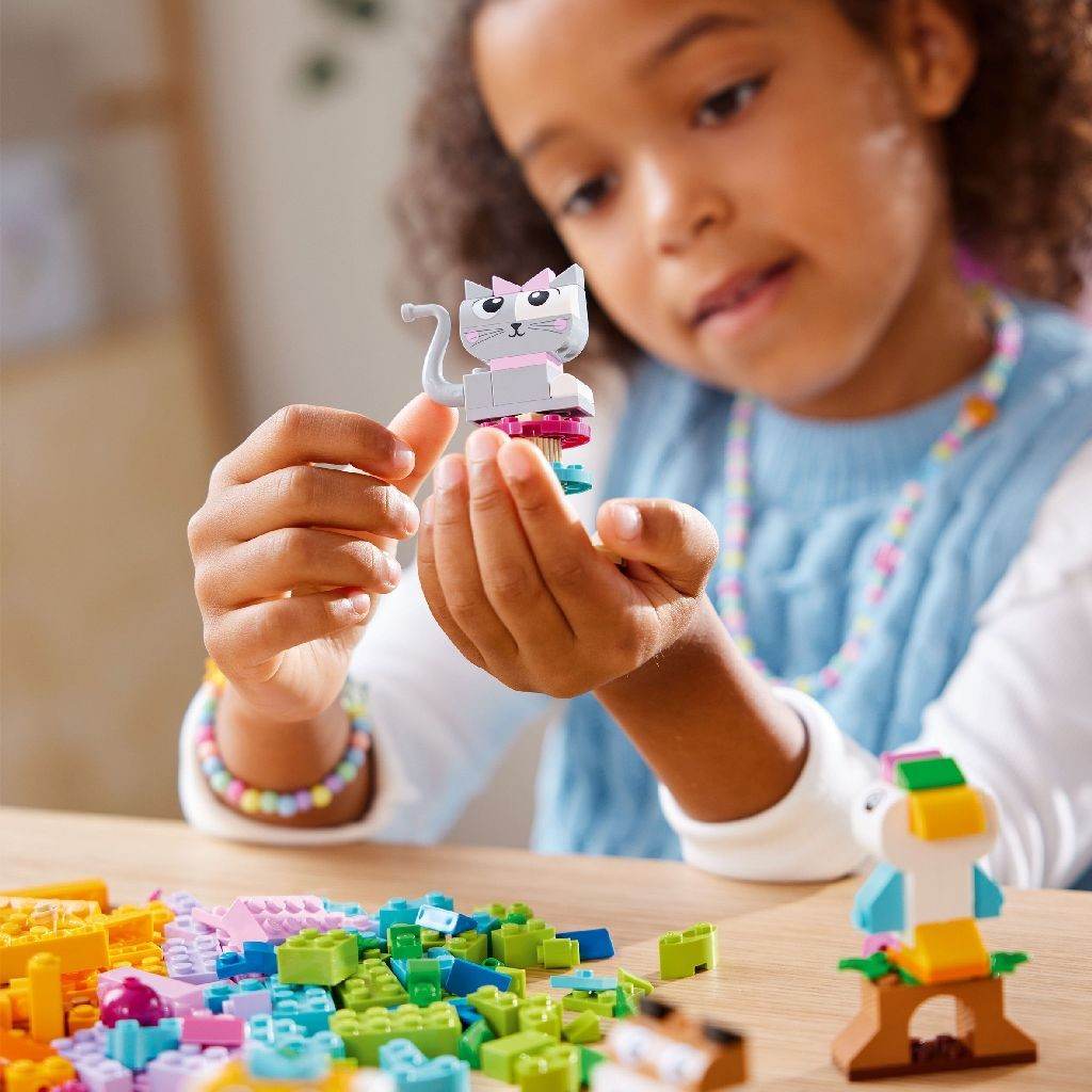 LEGO CLASSIC ANIMALUTE CREATIVE 11034 Atelieru' lui Mesterica | Jucarii, haine si incaltaminte pentru copii