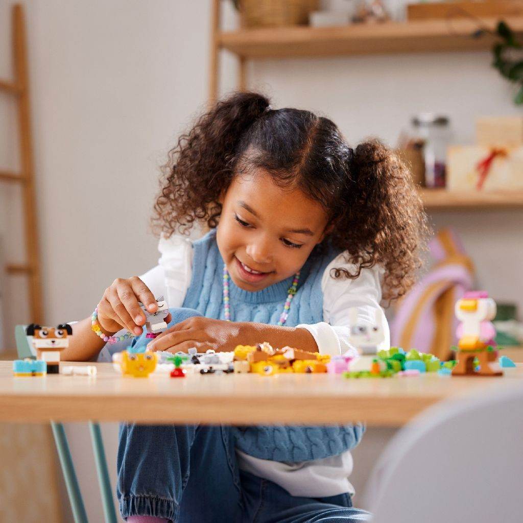 LEGO CLASSIC ANIMALUTE CREATIVE 11034 Atelieru' lui Mesterica | Jucarii, haine si incaltaminte pentru copii