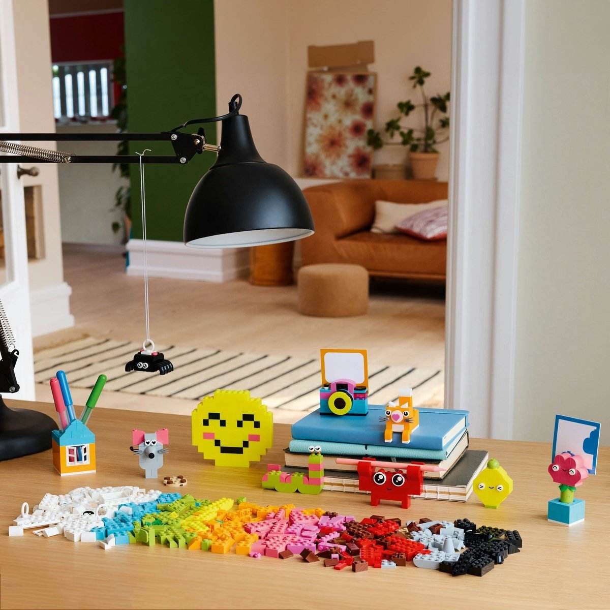 LEGO CLASSIC CUTIA CREATIVITATII SI A VESELIEI 11042 - Atelieru' lui Mesterica
