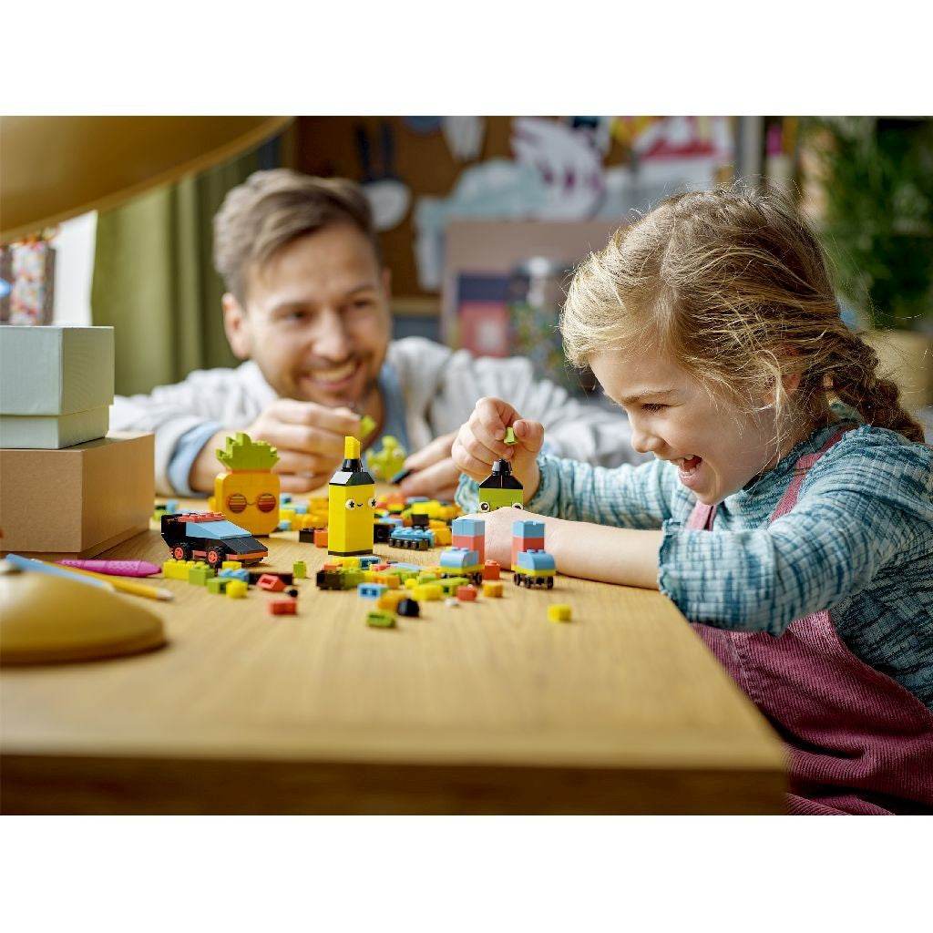 LEGO CLASSIC DISTRACTIE CREATIVA CU NEOANE 11027 Atelieru' lui Mesterica | Jucarii, haine si incaltaminte pentru copii