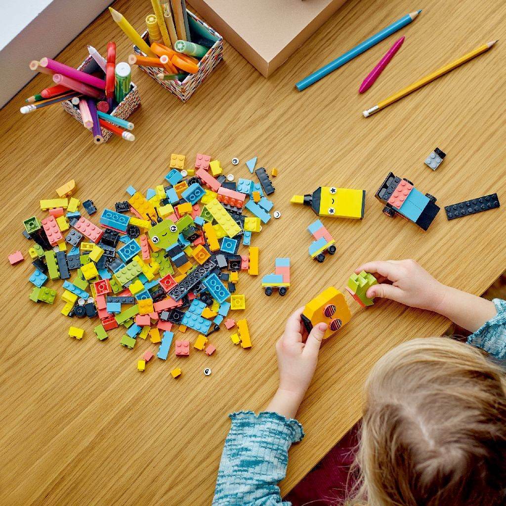 LEGO CLASSIC DISTRACTIE CREATIVA CU NEOANE 11027 Atelieru' lui Mesterica | Jucarii, haine si incaltaminte pentru copii
