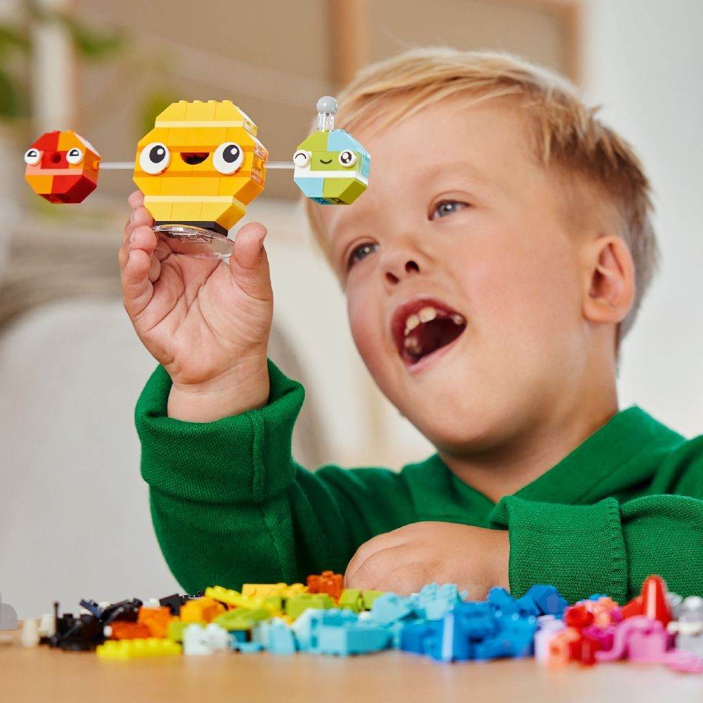 LEGO CLASSIC PLANETE CREATIVE 11037 Atelieru' lui Mesterica | Jucarii, haine si incaltaminte pentru copii