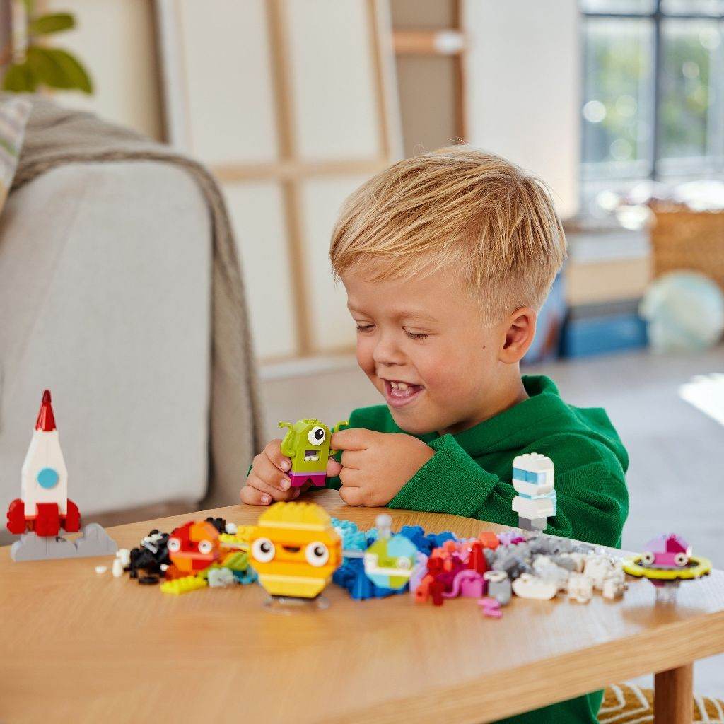 LEGO CLASSIC PLANETE CREATIVE 11037 Atelieru' lui Mesterica | Jucarii, haine si incaltaminte pentru copii