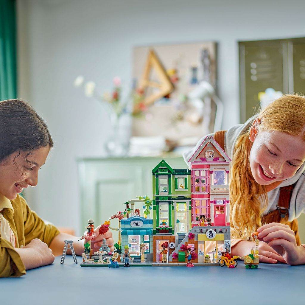 LEGO FRIENDS APARTAMENTE SI MAGAZINE ÎN ORASUL HEARTLAKE 42670 Atelieru' lui Mesterica | Jucarii, haine si incaltaminte pentru copii