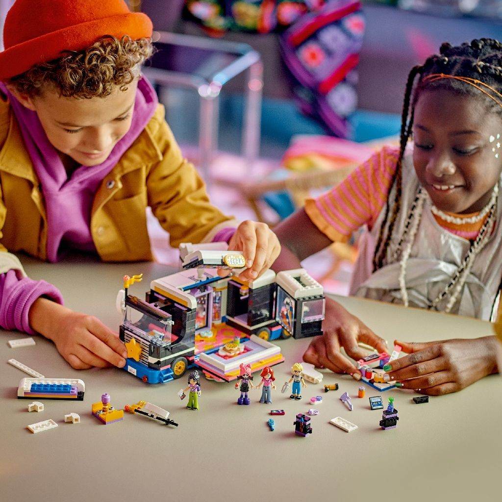 LEGO FRIENDS AUTOCAR DE TURNEU PENTRU STARURI POP 42619 Atelieru' lui Mesterica | Jucarii, haine si incaltaminte pentru copii