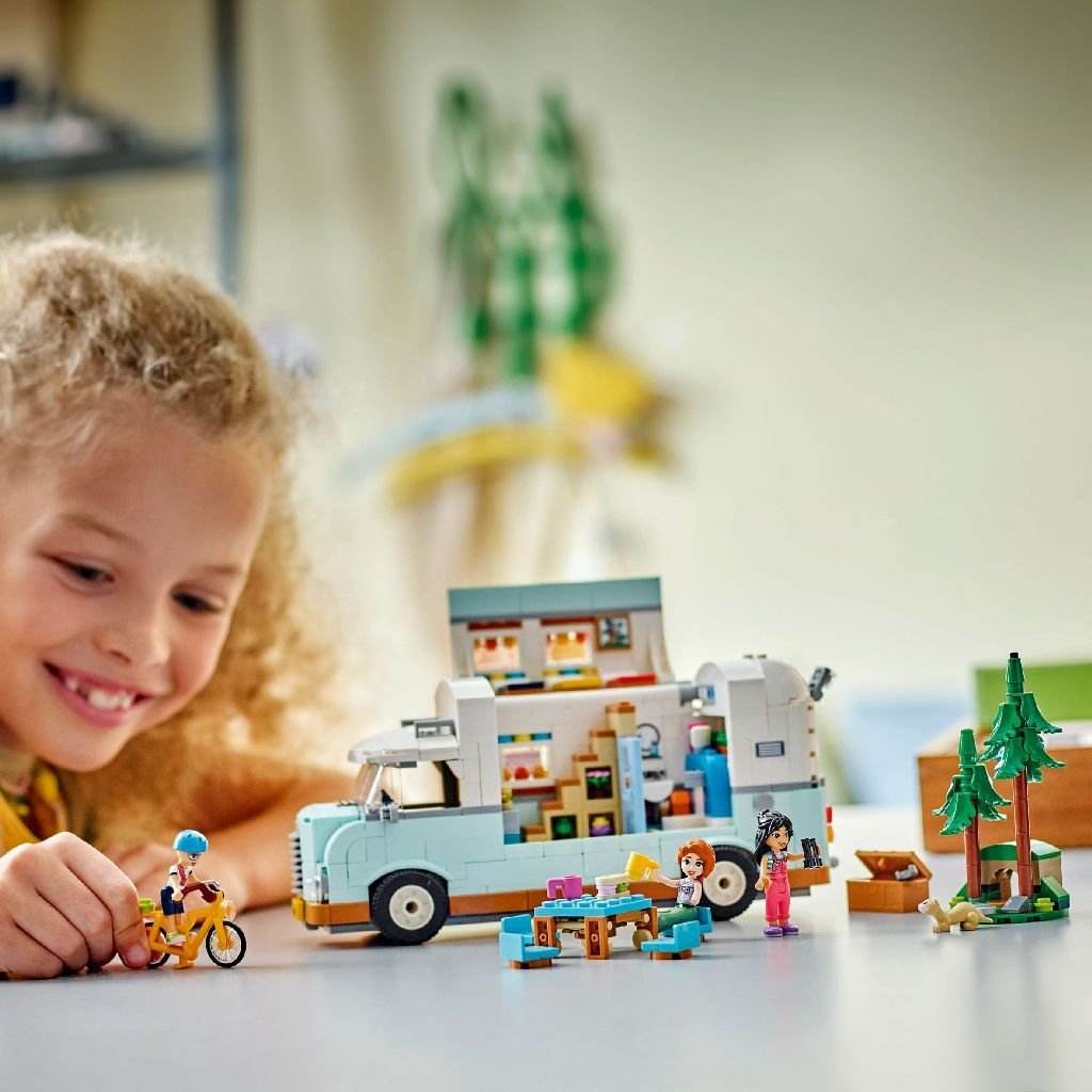 LEGO FRIENDS AVENTURA ÎN RULOTA CU PRIETENII 42663 - Atelieru' lui Mesterica