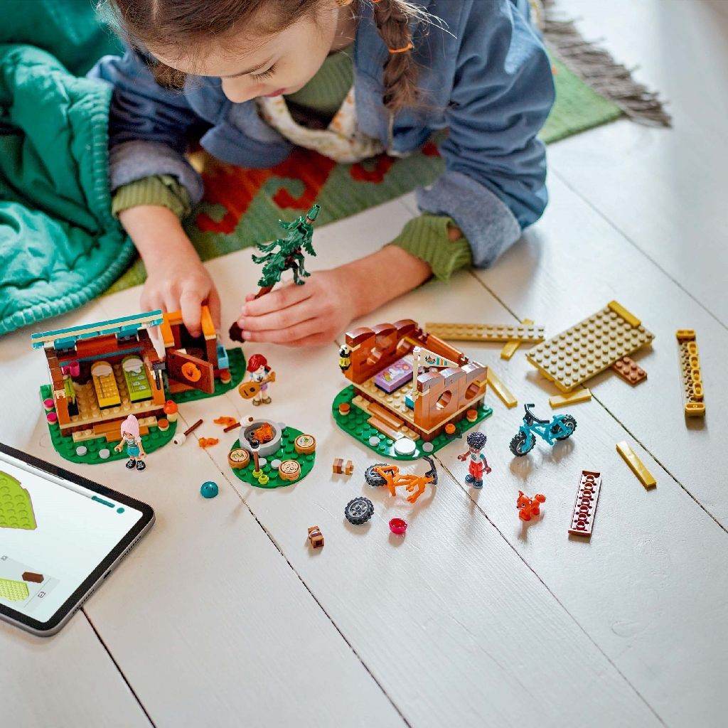 LEGO FRIENDS CABANE CONFORTABILE IN TABARA DE AVENTURI 42624 Atelieru' lui Mesterica | Jucarii, haine si incaltaminte pentru copii