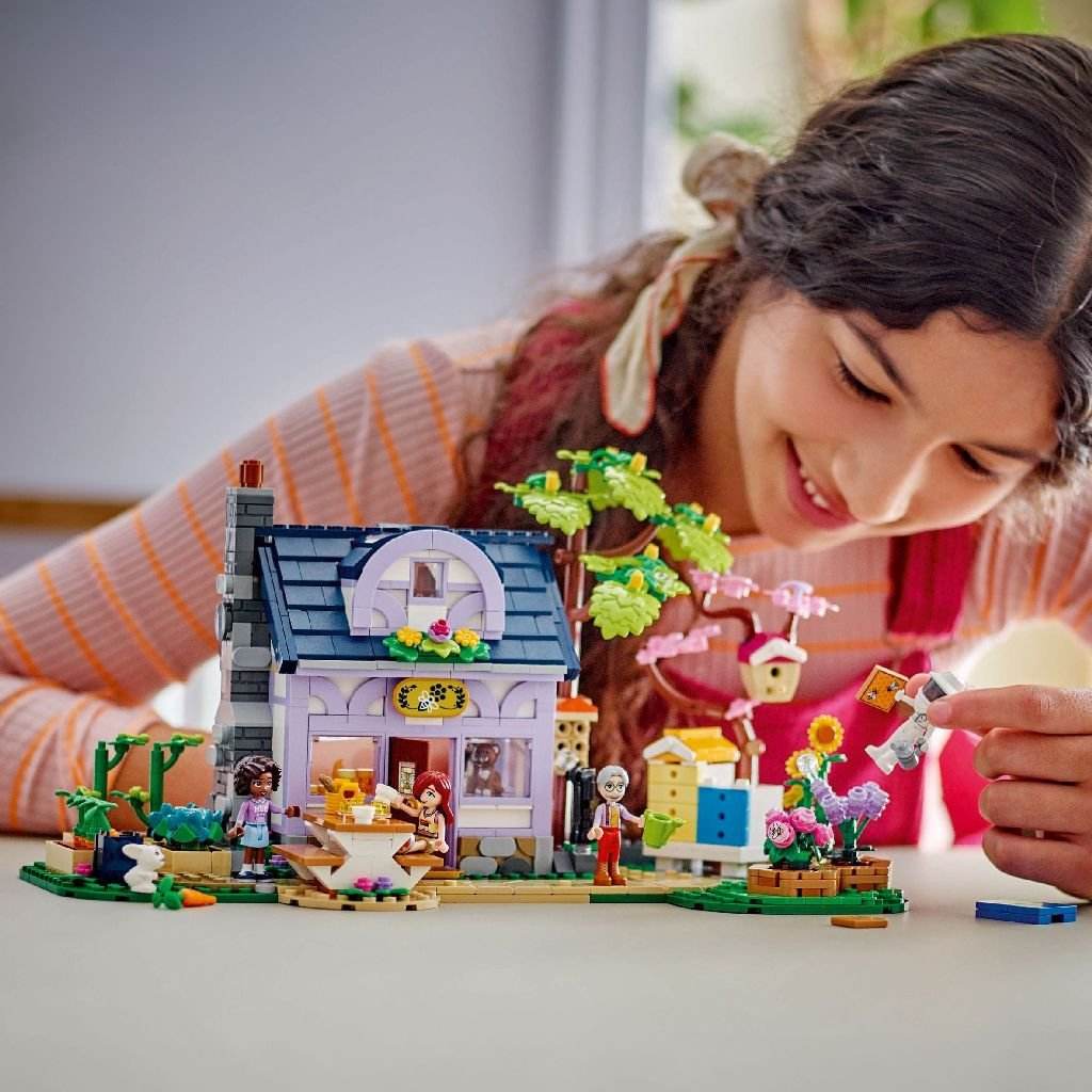 LEGO FRIENDS CASA APICULTORILOR SI GRADINA CU FLORI 42669 - Atelieru' lui Mesterica