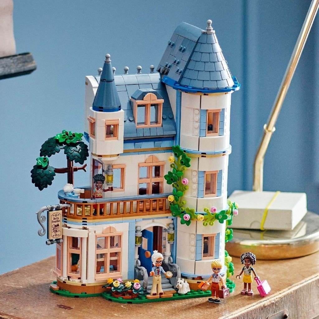 LEGO FRIENDS CASTELUL PENSIUNE 42638 - Atelieru' lui Mesterica