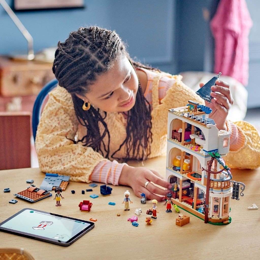 LEGO FRIENDS CASTELUL PENSIUNE 42638 - Atelieru' lui Mesterica