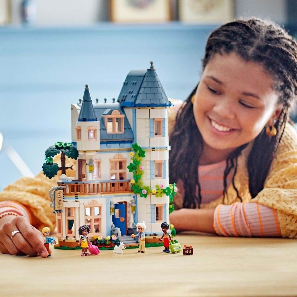 LEGO FRIENDS CASTELUL PENSIUNE 42638 - Atelieru' lui Mesterica