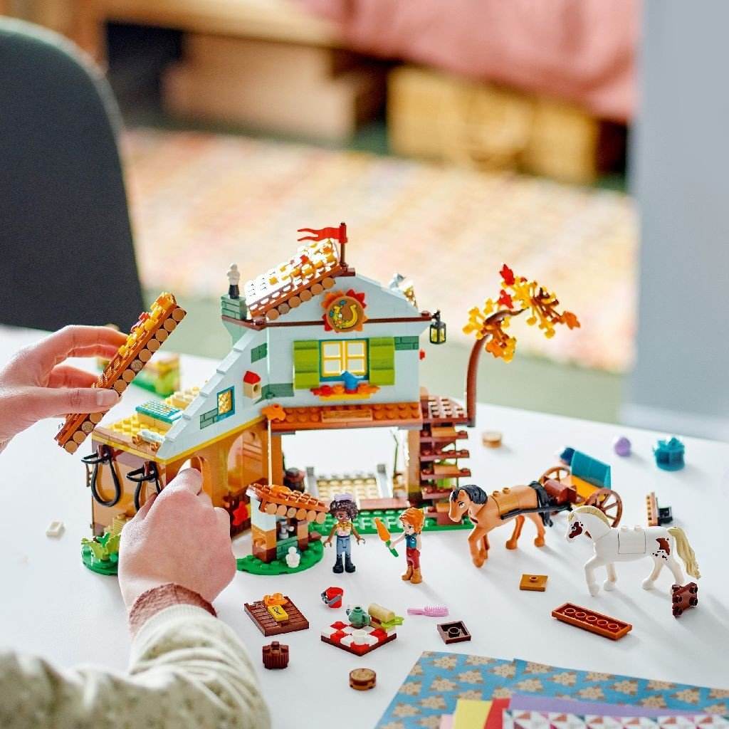 LEGO FRIENDS GRAJDUL PENTRU CAI AL LUI AUTUMN 41745 - Atelieru' lui Mesterica