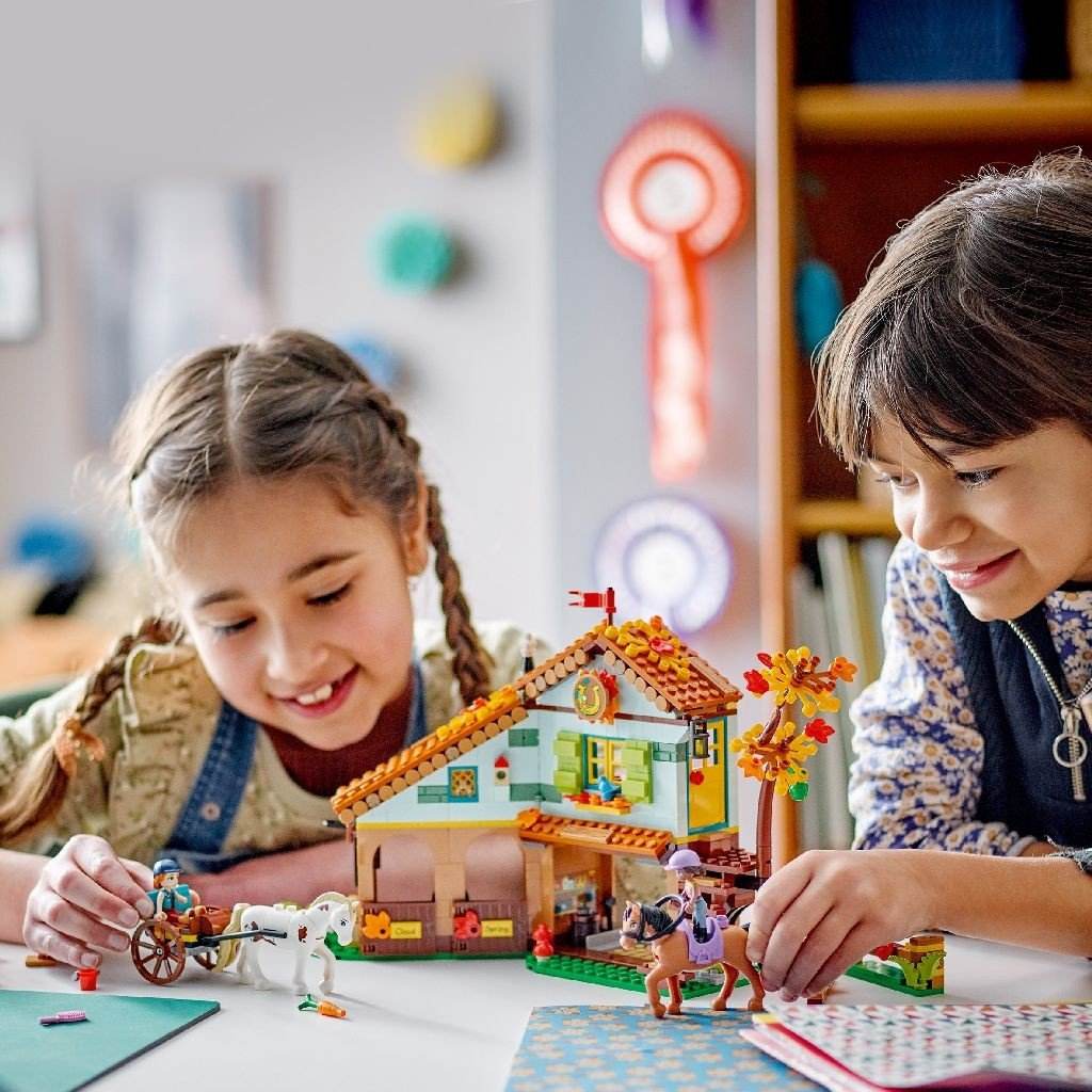 LEGO FRIENDS GRAJDUL PENTRU CAI AL LUI AUTUMN 41745 - Atelieru' lui Mesterica