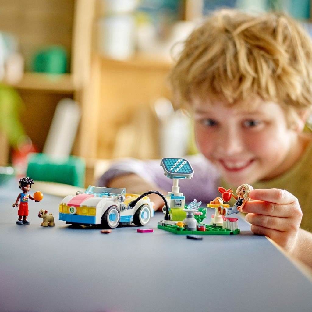 LEGO FRIENDS MASINA ELECTRICA SI INCARCATOR 42609 - Atelieru' lui Mesterica