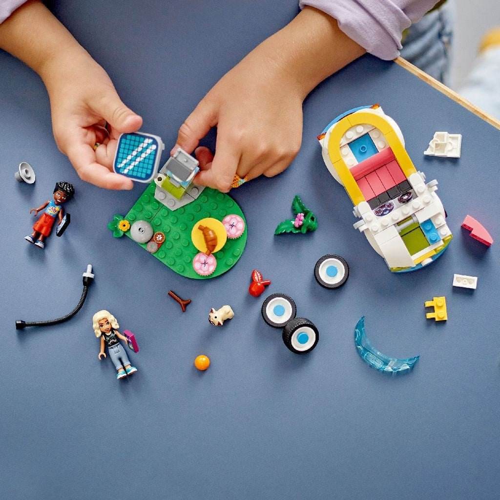 LEGO FRIENDS MASINA ELECTRICA SI INCARCATOR 42609 - Atelieru' lui Mesterica