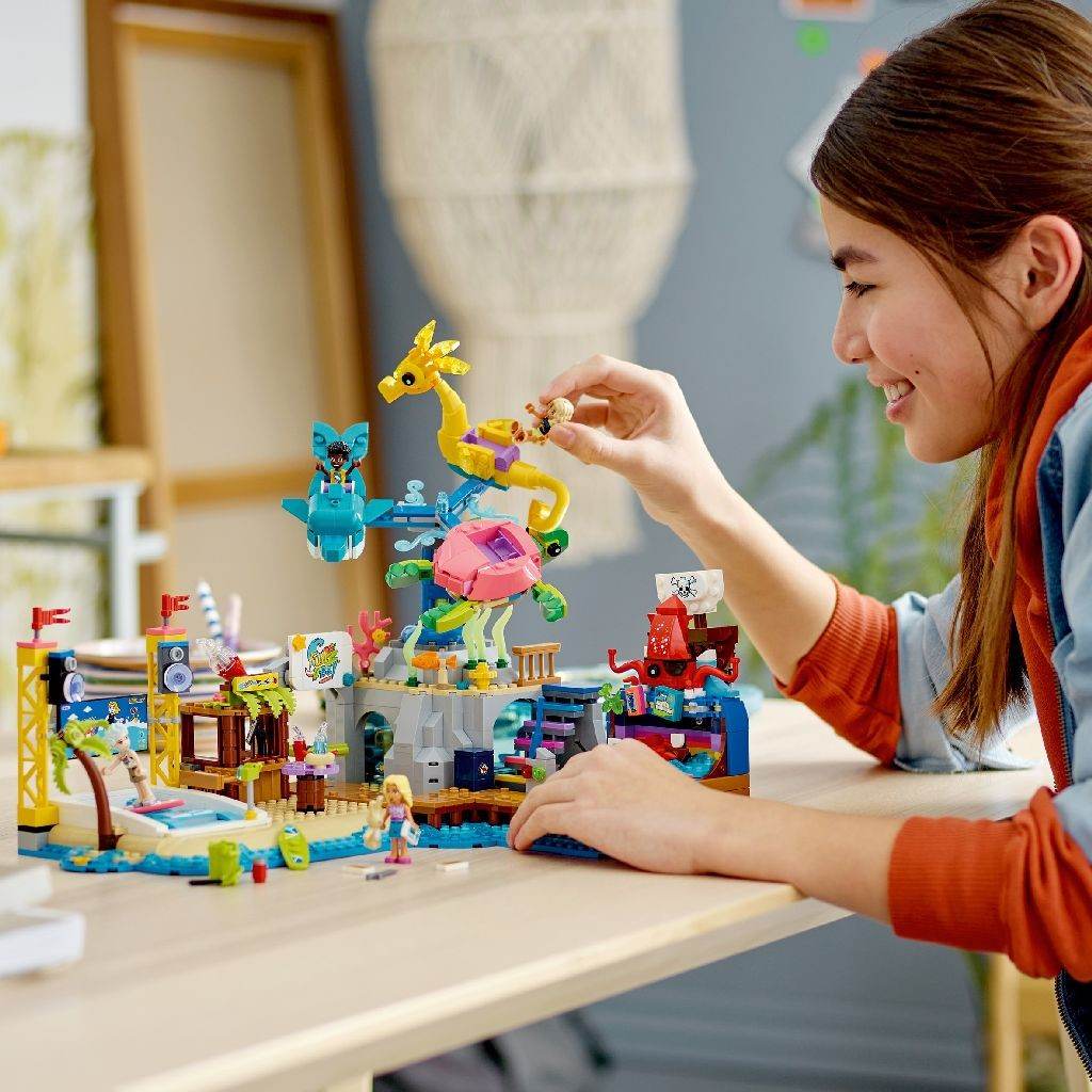 LEGO FRIENDS PARC DE DISTRACTII PE PLAJA 41737 Atelieru' lui Mesterica | Jucarii, haine si incaltaminte pentru copii