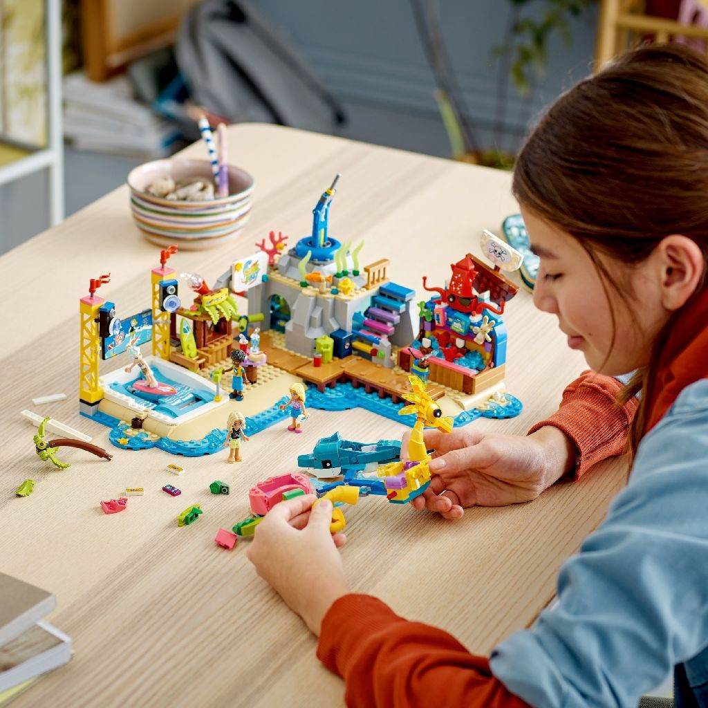 LEGO FRIENDS PARC DE DISTRACTII PE PLAJA 41737 - Atelieru' lui Mesterica
