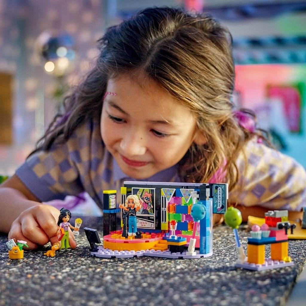 LEGO FRIENDS PETRECERE CU KARAOKE 42610 - Atelieru' lui Mesterica
