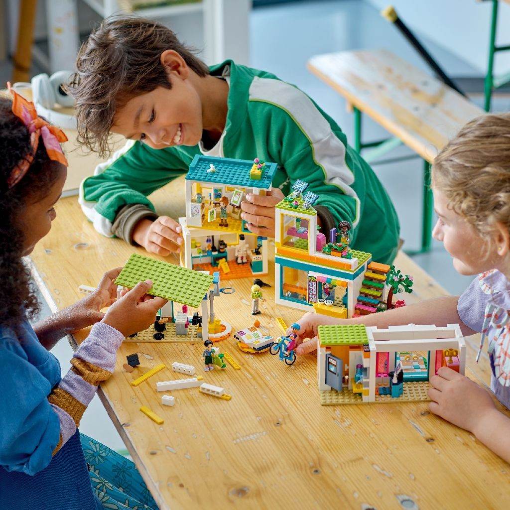 LEGO FRIENDS SCOALA INTERNATIONALA DIN HEARTLAKE 41731 - Atelieru' lui Mesterica