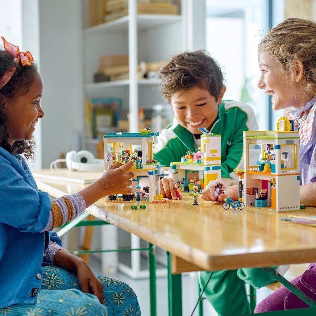 LEGO FRIENDS SCOALA INTERNATIONALA DIN HEARTLAKE 41731 Atelieru' lui Mesterica | Jucarii, haine si incaltaminte pentru copii