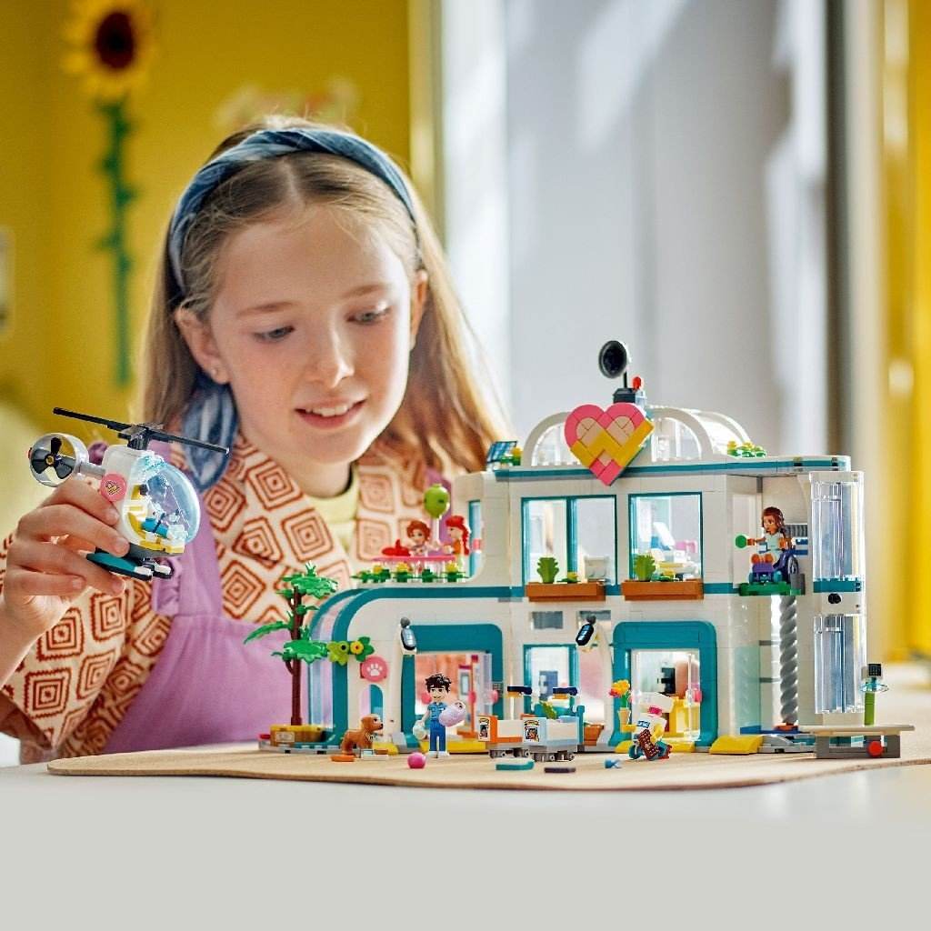 LEGO FRIENDS SPITALUL ORASULUI HEARTLAKE 42621 - Atelieru' lui Mesterica