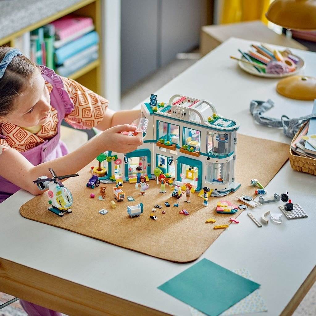 LEGO FRIENDS SPITALUL ORASULUI HEARTLAKE 42621 - Atelieru' lui Mesterica