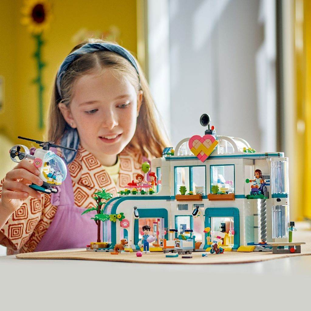 LEGO FRIENDS SPITALUL ORASULUI HEARTLAKE 42621 Atelieru' lui Mesterica | Jucarii, haine si incaltaminte pentru copii