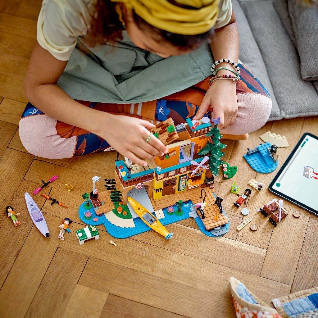 LEGO FRIENDS SPORTURI NAUTICE IN TABARA DE AVENTURI 42626 Atelieru' lui Mesterica | Jucarii, haine si incaltaminte pentru copii