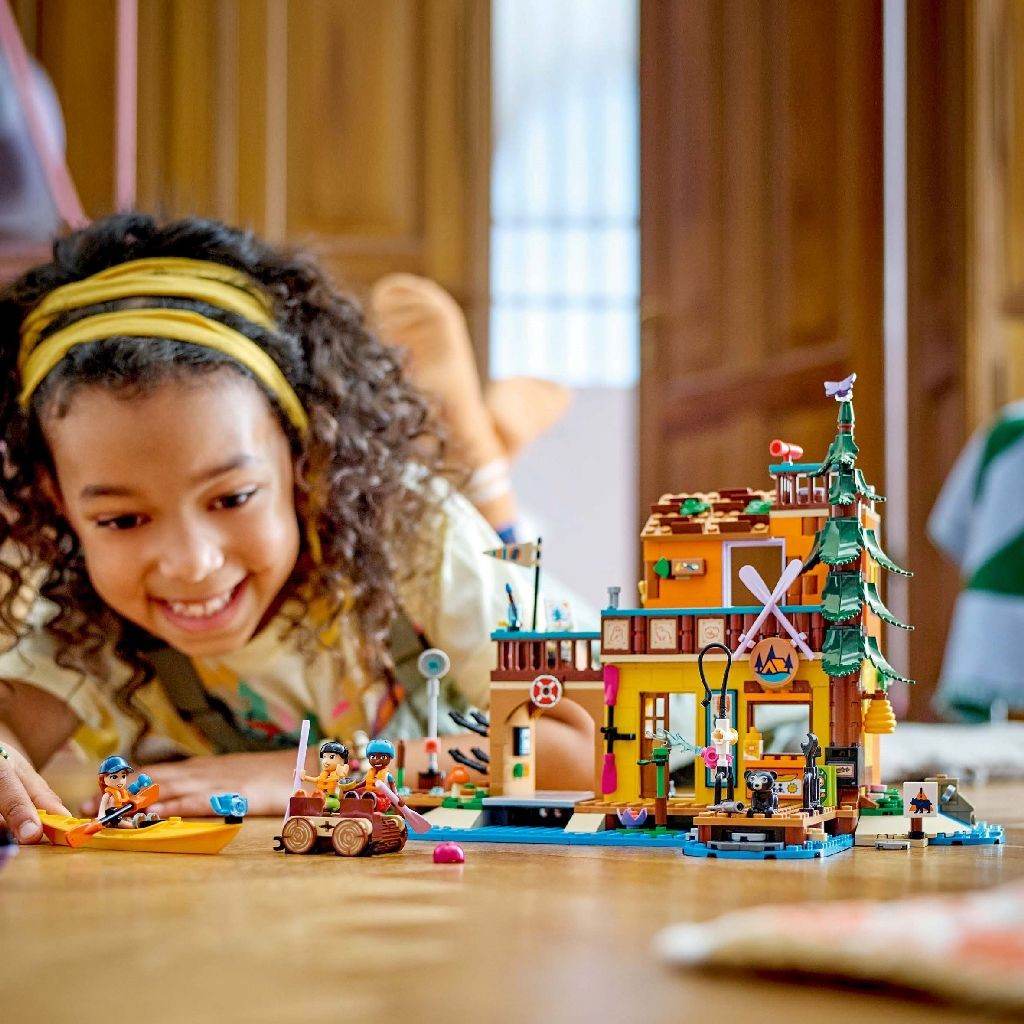 LEGO FRIENDS SPORTURI NAUTICE IN TABARA DE AVENTURI 42626 Atelieru' lui Mesterica | Jucarii, haine si incaltaminte pentru copii
