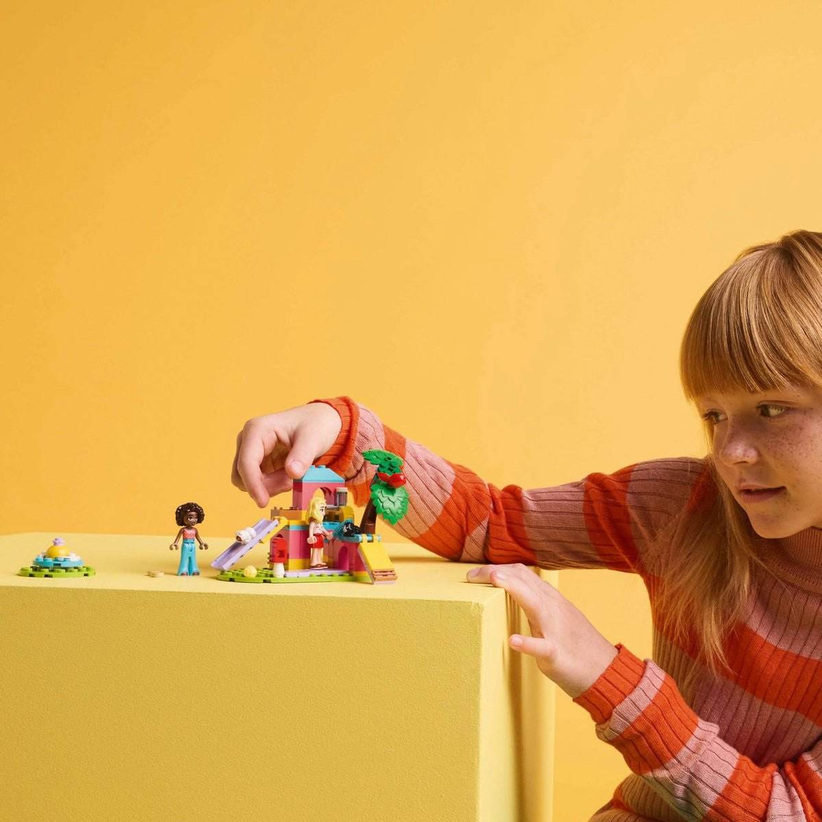 LEGO FRIENDS TEREN DE JOACA PENTRU PORCUSORI DE GUINEEA 42640 - Atelieru' lui Mesterica