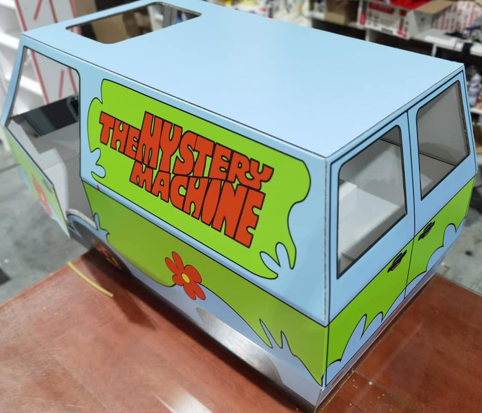 macheta cu masina misterelor din scooby doo pentru copii in forma reala facuta 100% din carton reciclabil