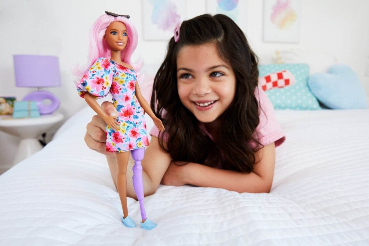 PAPUSA BARBIE FASHIONISTA CU PAR ROZ SI PICIOR PROTETIC Atelieru' lui Mesterica | Jucarii, haine si incaltaminte pentru copii
