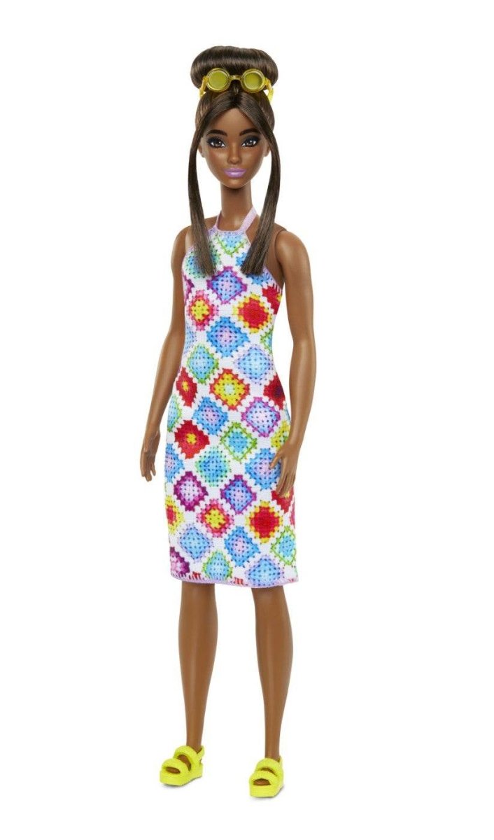 PAPUSA BARBIE FASHIONISTA SATENA CU OCHELARI DE SOARE GALBENI Atelieru' lui Mesterica | Jucarii, haine si incaltaminte pentru copii