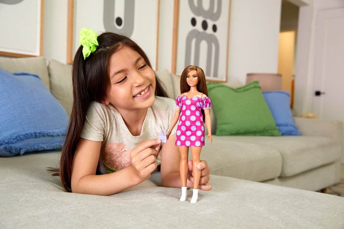 PAPUSA BARBIE FASHIONISTA SATENA CU ROCHIE ROZ CU BULINE - Atelieru' lui Mesterica